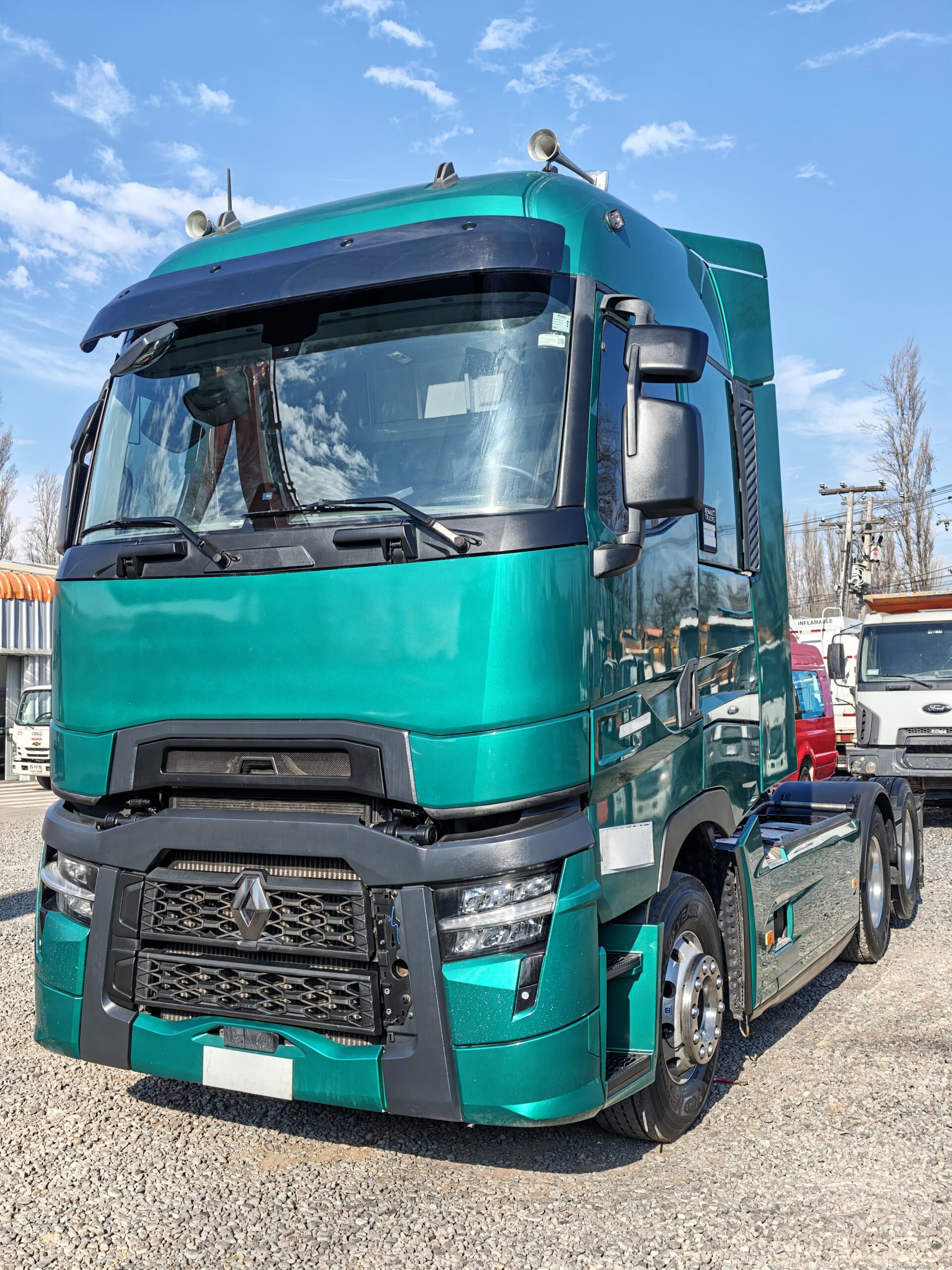 FOTO DE TRACTOCAMIÓN RENAULT T520 - 2024
