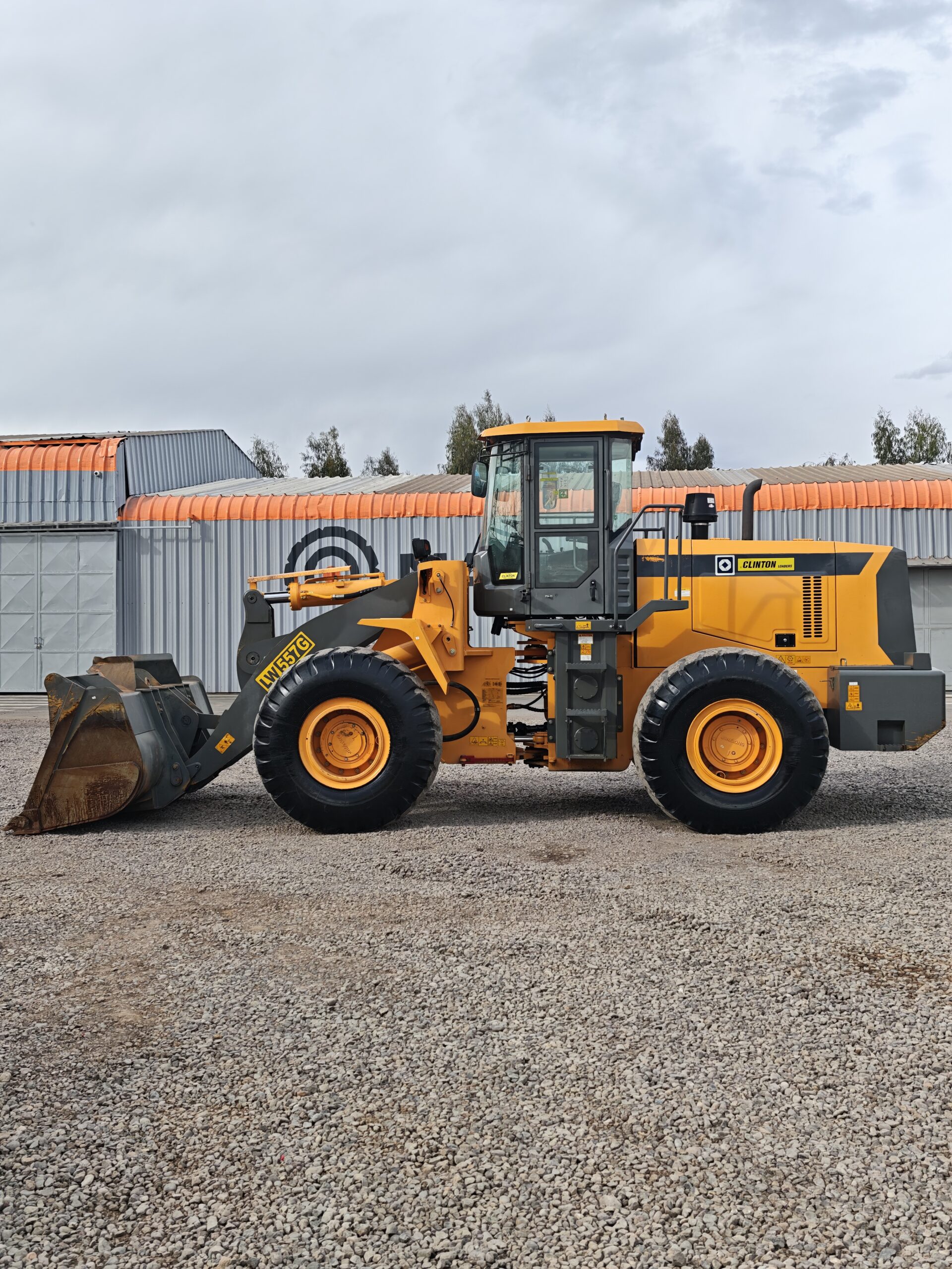 CARGADOR FRONTAL CLINTON 557G - 2025 - Imagen 2